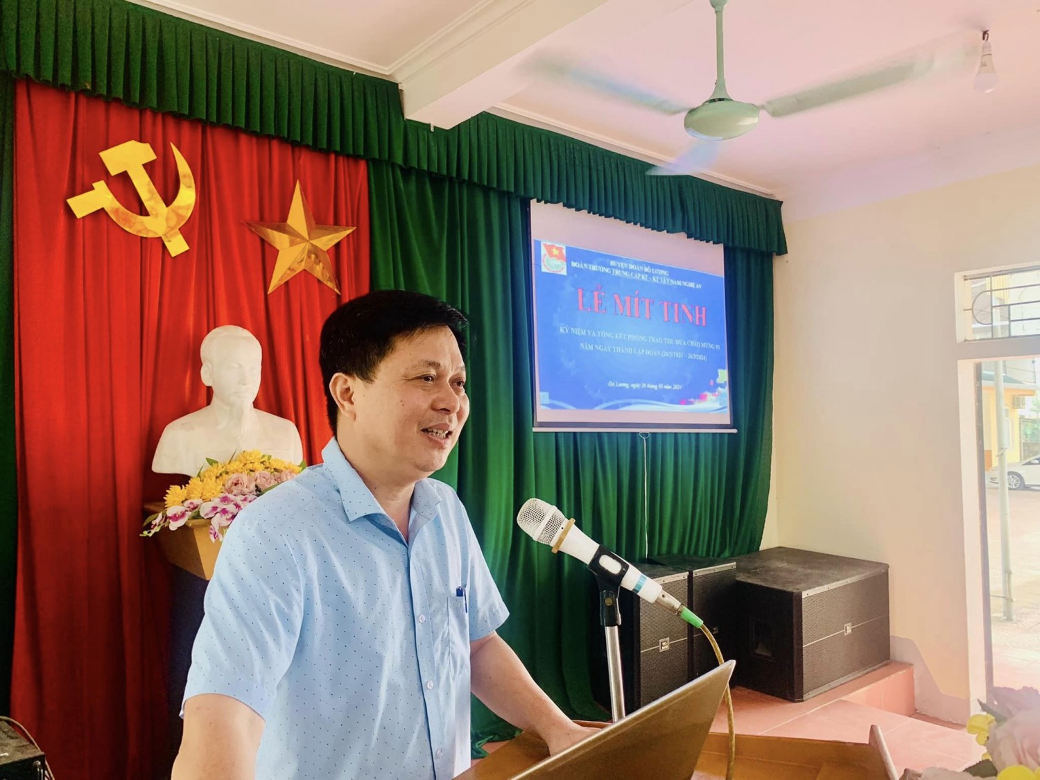 Đ/c Trần Đình Trung - Bí thư chi bộ, Hiệu trưởng nhà trường phát biểu tại buổi lễ