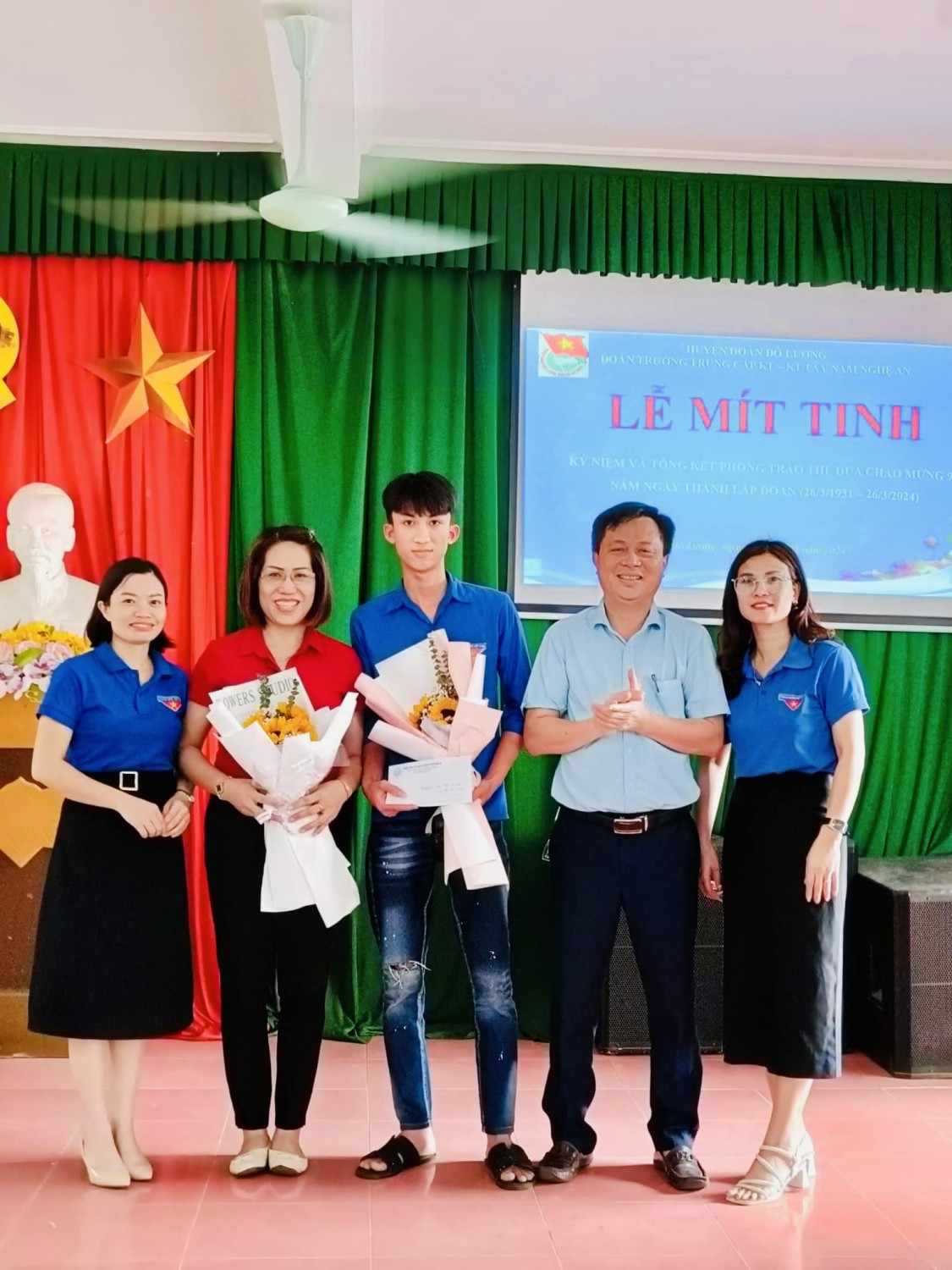 Trao thưởng tập thể đạt có thành tích trong hoạt động phong trào