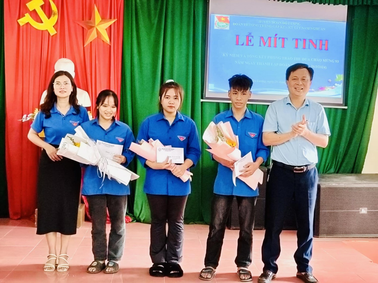 Trao thưởng tập thể đạt có thành tích trong hoạt động phong trào