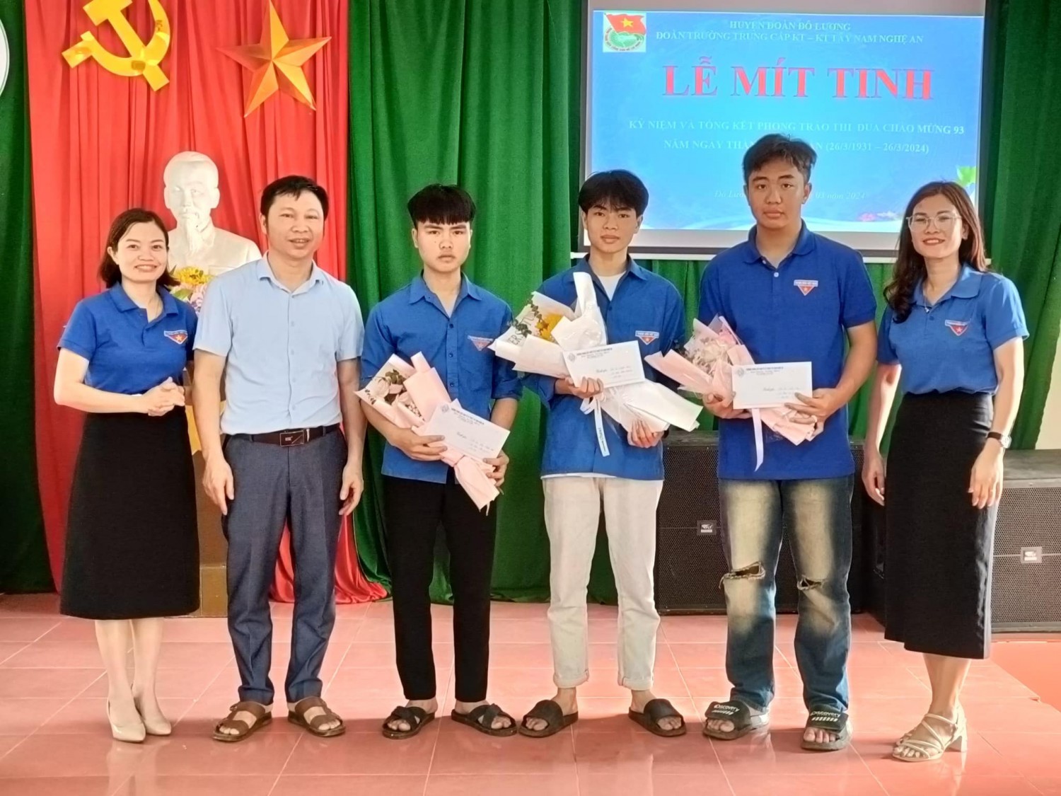 Trao thưởng tập thể đạt có thành tích trong hoạt động phong trào