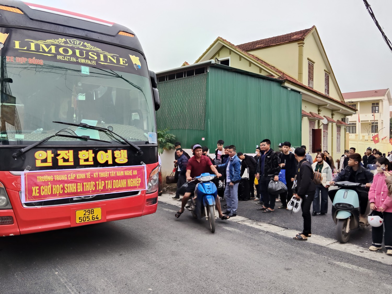 XE ĐƯA ĐÓN HỌC SINH TẠI TRƯỜNG